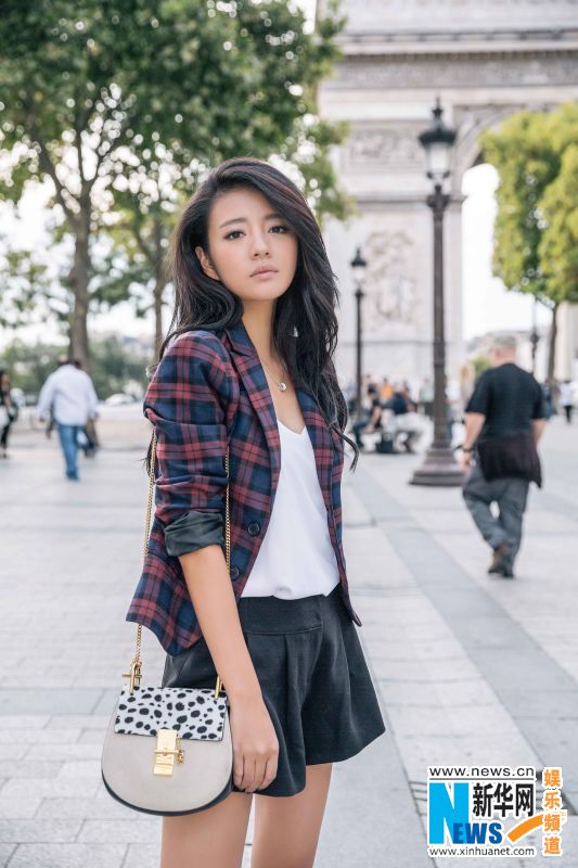 Модная кинозвезда Ань Исюань на улице Парижа
