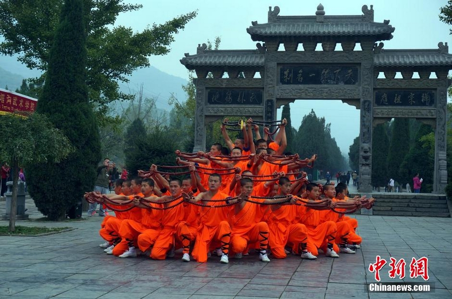 В этот день более 70 тыс. хорошо тренированных шаолиньских учеников, на расстоянии в 15 км. по обе стороны дороги, ведущей к шаолиньскому монастырю на горе Суншань, продемонстрировали «72 приема шаолиньского ушу». 