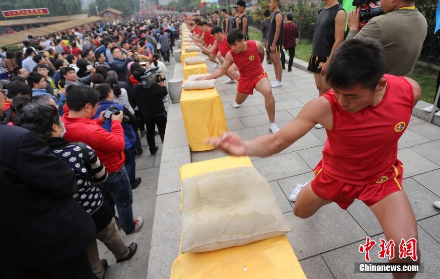 В этот день более 70 тыс. хорошо тренированных шаолиньских учеников, на расстоянии в 15 км. по обе стороны дороги, ведущей к шаолиньскому монастырю на горе Суншань, продемонстрировали «72 приема шаолиньского ушу». 