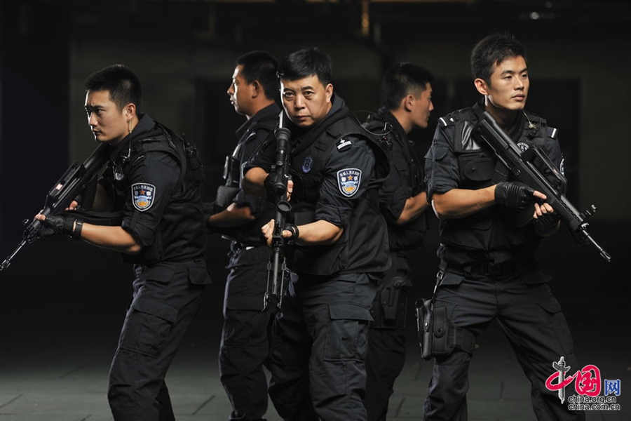 Обеспечение безопасности во время саммита АТЭС: в районах Пекина появились антитеррористические плакаты с пекинским отрядом полиции