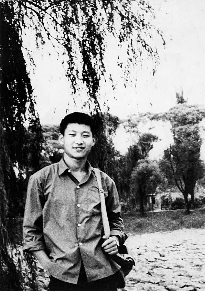 На фото: в 1972 году Си Цзиньпин в период поселения в производственной бригаде вернулся в Пекин навестить родственников.
