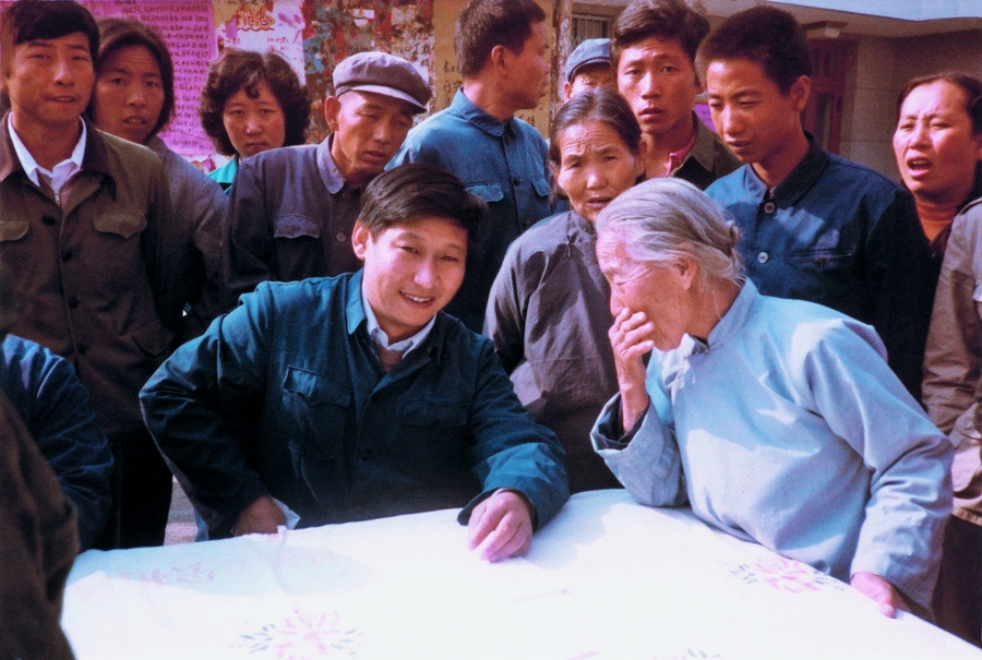 На фото: в 1983 году, будучи секретарем парткома уезда Чжэндин провинции Хэбэй, Си Цзиньпин временно поставил стол на улице, чтобы выслушать мнения простых людей.