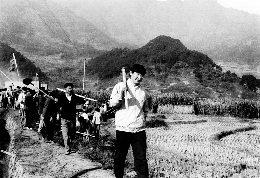 На фото: в 1989 году, занимая пост секретаря окружного парткома г. Ниндэ провинции Фуцзянь, Си Цзиньпин принимал участие в труде во время исследования в деревнях.