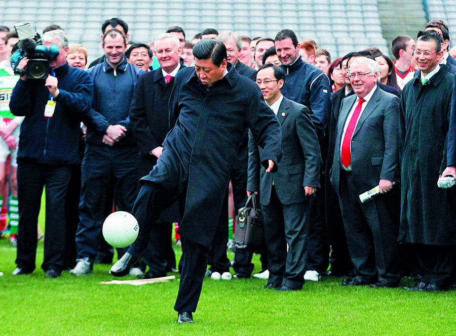 На фото: в феврале 2012 года в качестве вице-председателя КНР Си Цзиньпин посетил Ирландию, в ходе визита в Гэльскую Спортивную Ассоциацию, его попросили сделать первый удар по мячу.