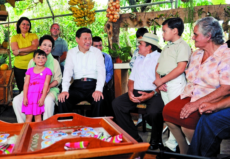 3 июня 2013 года, во время государственного визита в Коста-Рику, Си Цзиньпин с супругой Пэн Лиюань посетили семью местного фермера Заморы.