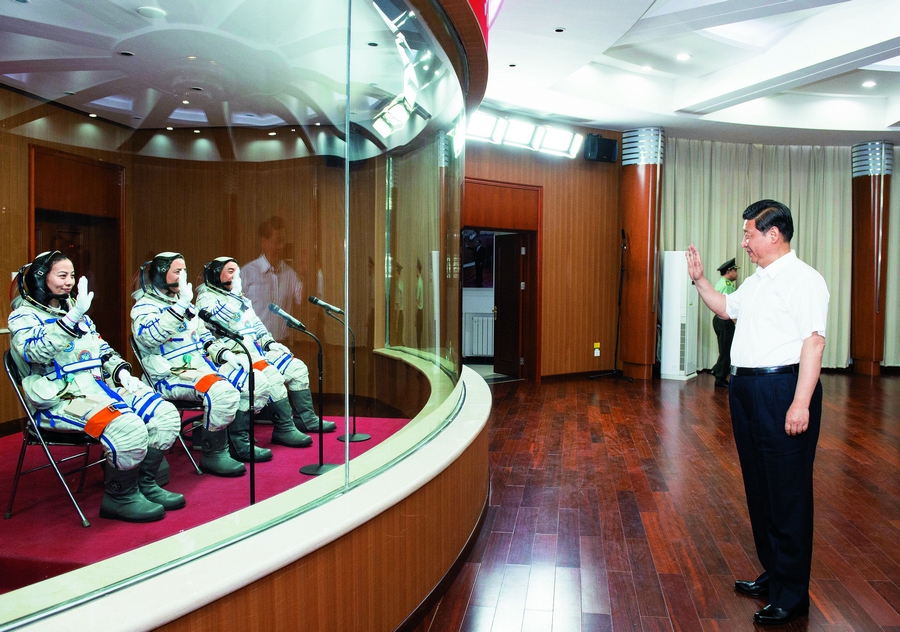 11 июня 2013 года председатель КНР Си Цзиньпин наблюдает за запуском пилотируемого космического корабля «Шэньчжоу-10» на космодроме «Цзюцюань» и машет рукой астронавтам Не Хайшэну, Чжан Сяогуану, Ван Япин, которые готовятся к отправлению.