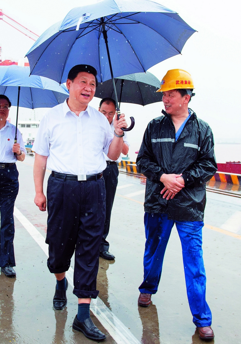 21 июля 2013 года, в процессе исследования вопросов углубления всесторонней реформы и экономической ситуации в провинции Хубэй, Си Цзиньпин под дождем приехал в контейнерный терминал «Янло» новой портовой зоны г. Ухань для инспекции.