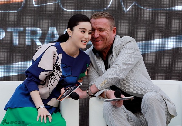 Чжеки Чан и Фань Бинбин на пресс-конференции фильма «По следу»