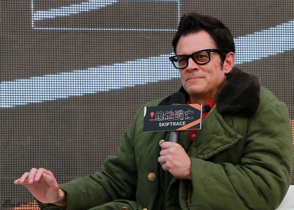 Чжеки Чан и Фань Бинбин на пресс-конференции фильма «По следу»