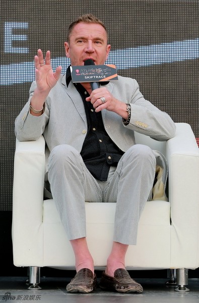 Чжеки Чан и Фань Бинбин на пресс-конференции фильма «По следу»