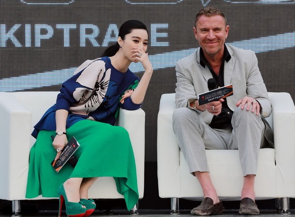 Чжеки Чан и Фань Бинбин на пресс-конференции фильма «По следу»