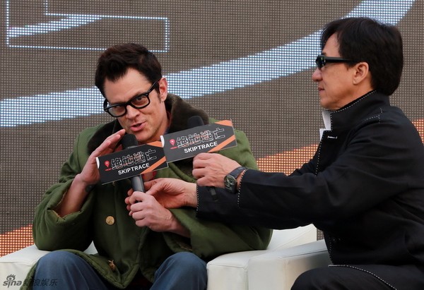 Чжеки Чан и Фань Бинбин на пресс-конференции фильма «По следу»