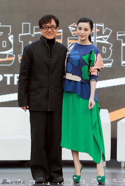 Чжеки Чан и Фань Бинбин на пресс-конференции фильма «По следу»