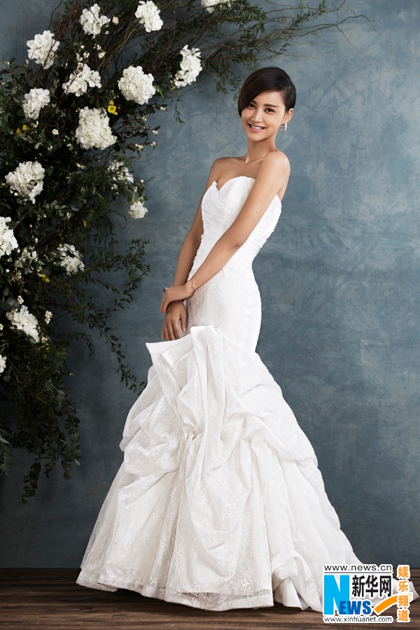 Красавица Чжан Синьи в свадебном платье