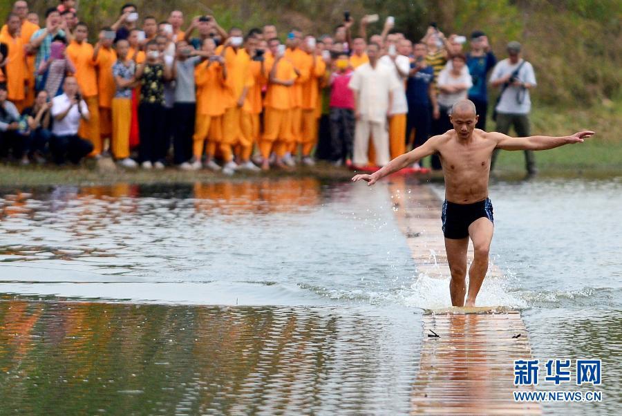 Боевой монах монастыря Шаолинь Цюаньчжоу продемонстрировал «бег по воде»