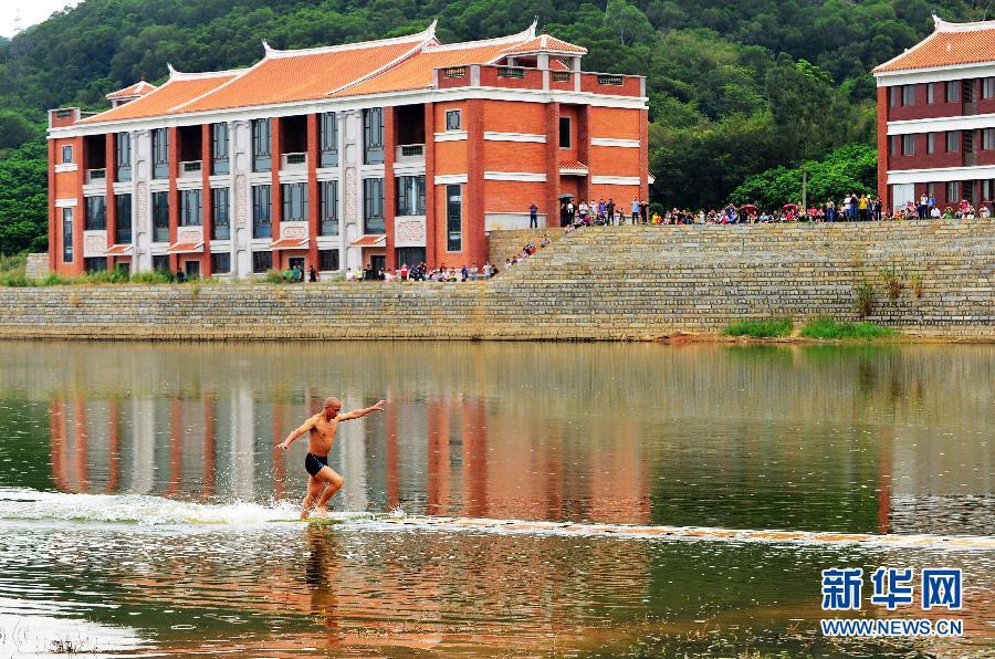 Боевой монах монастыря Шаолинь Цюаньчжоу продемонстрировал «бег по воде»