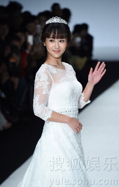 Фото: Красивая Ян Цзы в свадебном платье