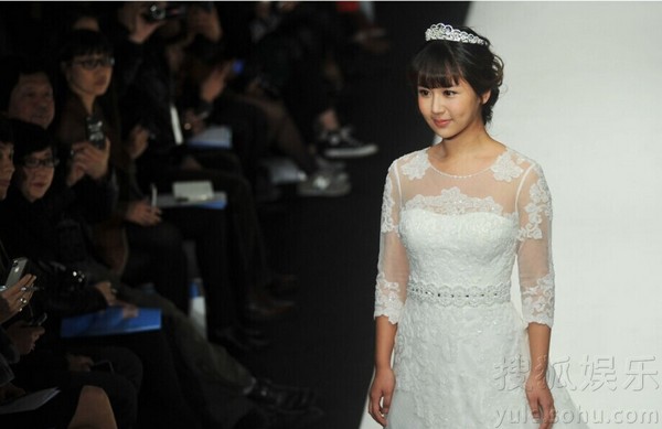 Фото: Красивая Ян Цзы в свадебном платье
