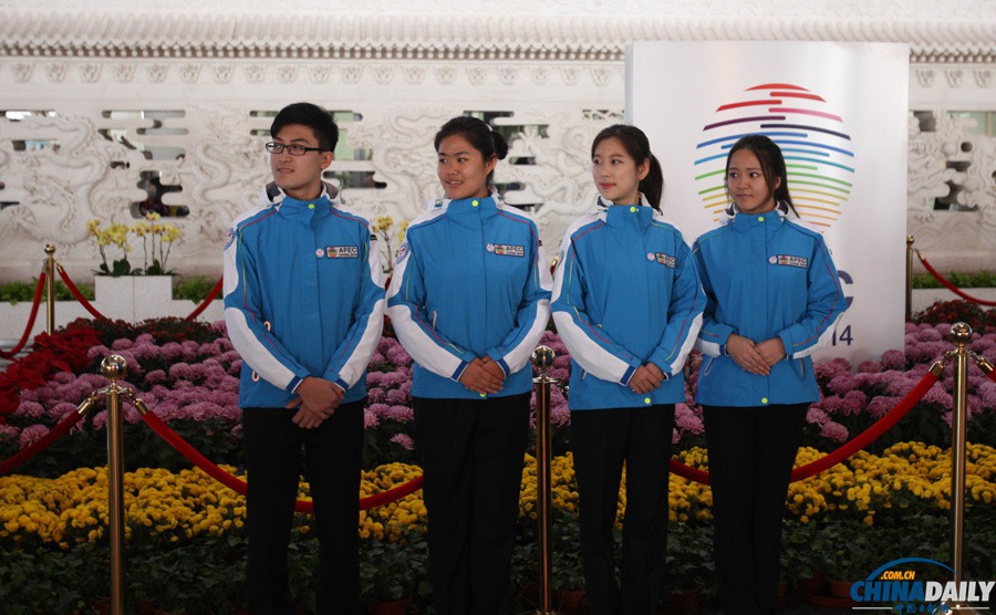 Первая партия из 221 добровольца официально начала работу для саммита АТЭС в специальных костюмах