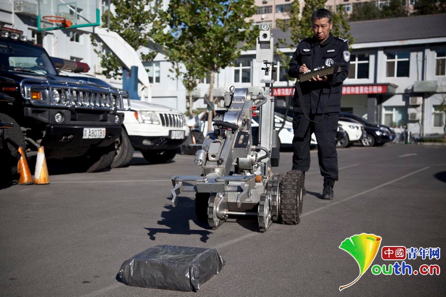 Пекинские полицейские показали робота для обезвреживания взрывных устройств во время саммита АТЭС