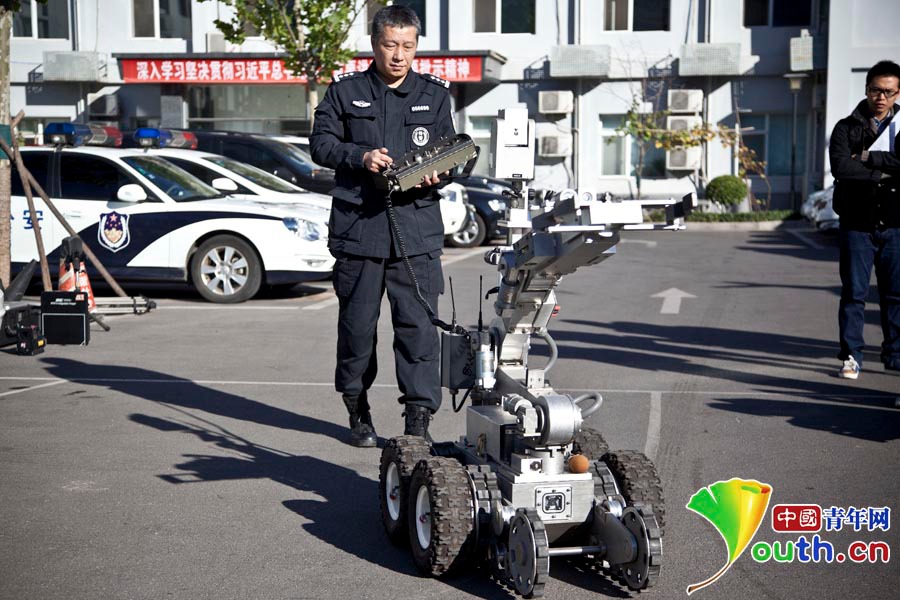 Пекинские полицейские показали робота для обезвреживания взрывных устройств во время саммита АТЭС