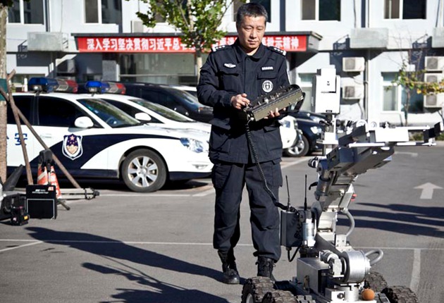 Пекинские полицейские показали робот для обезвреживания взрывных устройств во время саммита АТЭС