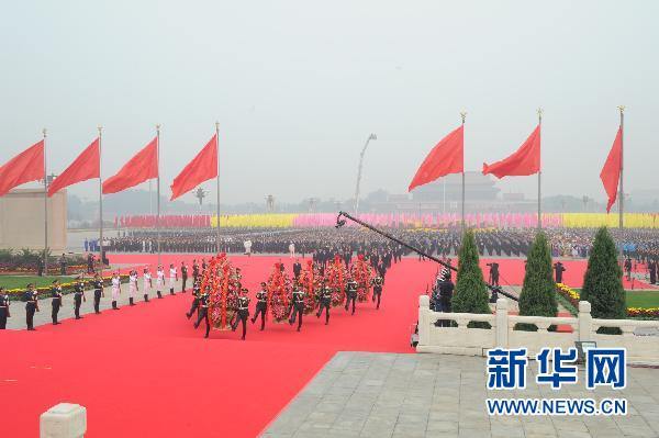 Партийно-государственные руководители КНР возложили цветы к Памятнику павшим народным героям