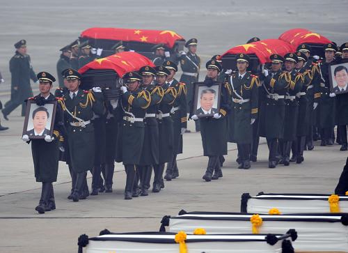 Тела 8 китайских миротворцев, погибших на Гаити при землетрясении, доставлены в Пекин