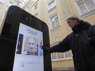 Руководство соцсети 'ВКонтакте' готово сохранить памятник С.Джобсу в Санкт-Петербурге за свой счет