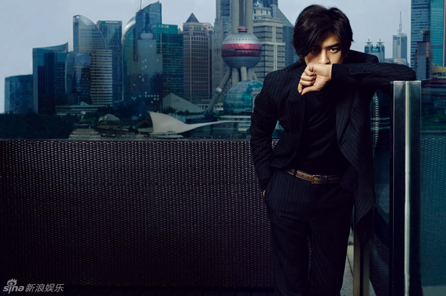Чэнь Болинь (Bolin Chen) в новой фотосессии демонстрирует стиль настоящего джентльмена