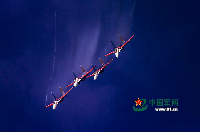 Кадры с воздушного шоу на Международном авиасалоне в Чжухае, снятые военным фотографом 