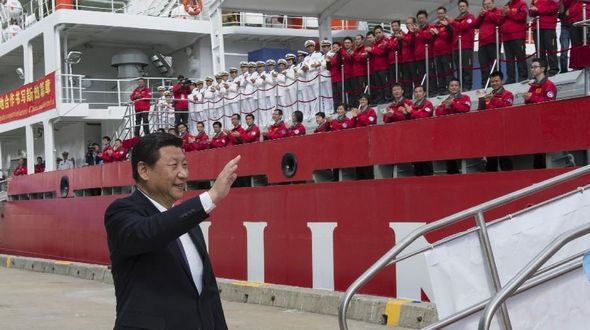 Си Цзиньпин посетил китайское полярное исследовательское судно 'Сюэлун' и пообщался с сотрудникам антарктической научно-исследовательской станции