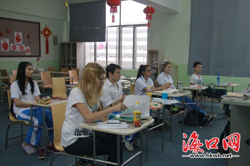 Студенты, приехавшие на Хайнань по международному обмену, старательно учат китайский язык и больше всего любят китайскую кухню