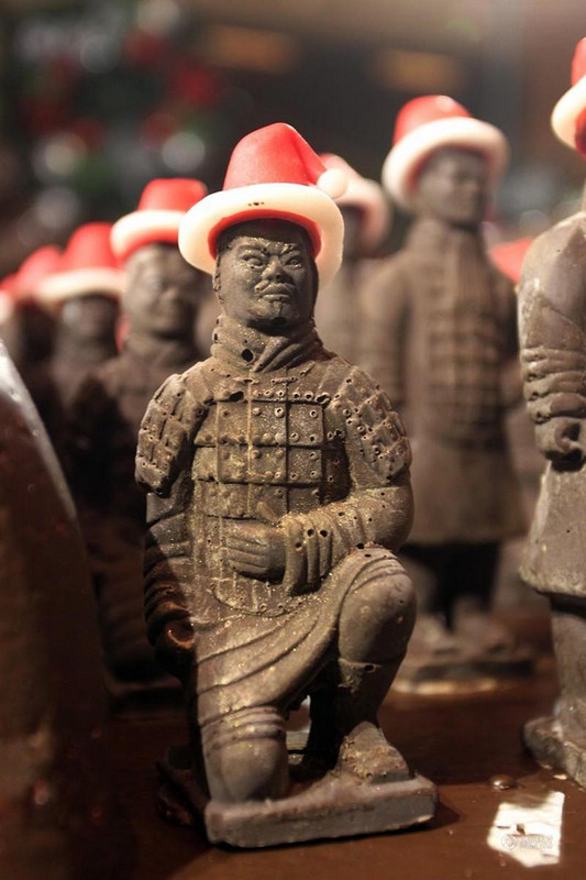 Шоколадные терракотовые воины с рождественскими колпаками готовы к празднику