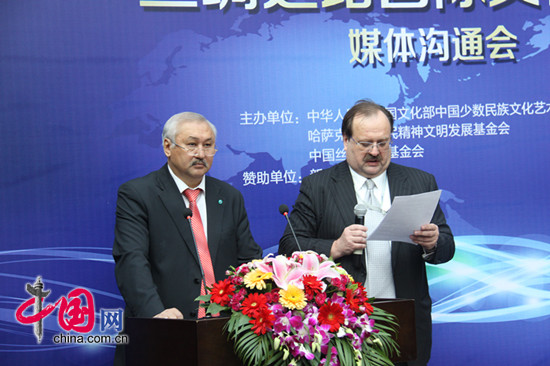 На фото: советник-посланник посольства Казахстана в КНР Багдат Сейтбатталов (слева).