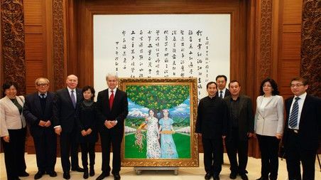 Таджикский художник Фаридун Зода передал в дар Национальному музею Китая свою картину 'Сад дружбы'