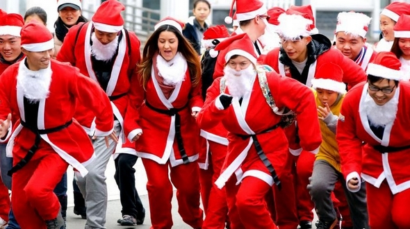 Несколько сотен Санта-Клаусов собрались в Шанхае для встречи Рождества