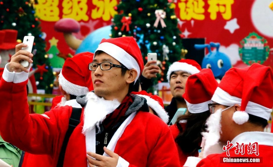 7 декабря, в тематическом парке Shanghai Happy Valley собралось около двухсот Санта-Клаусов для участия в рождественском мероприятии «Беги, Санта!». Переодетые «Санты» «выпустили пар», получив массу положительных эмоций от веселой пробежки.