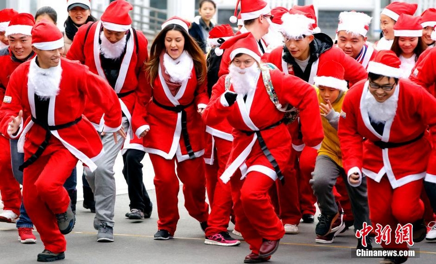 7 декабря, в тематическом парке Shanghai Happy Valley собралось около двухсот Санта-Клаусов для участия в рождественском мероприятии «Беги, Санта!». Переодетые «Санты» «выпустили пар», получив массу положительных эмоций от веселой пробежки.