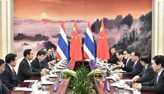 Ли Кэцян во время встречи с премьер-министром Таиланда призвал превратить дружбу в реальные результаты сотрудничества во благо народов двух стран