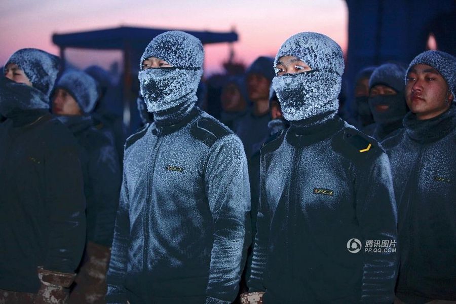 Пограничники из провинции Хэйлунцзян проходят тренировку на тридцатиградусном морозе 