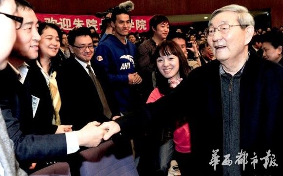 Бывший премьер Госсовета КНР Чжу Жунцзи вложил все свои авторские гонорары в размере около 40 млн. юаней в благотворительные дела