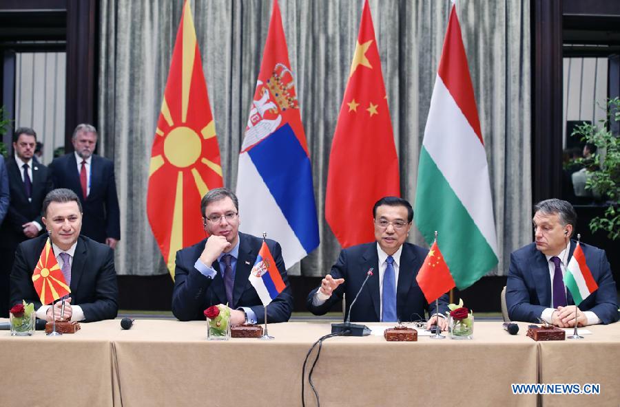 Ли Кэцян совместно с премьер-министрами Сербии, Венгрии и Македонии встретился с представителями СМИ