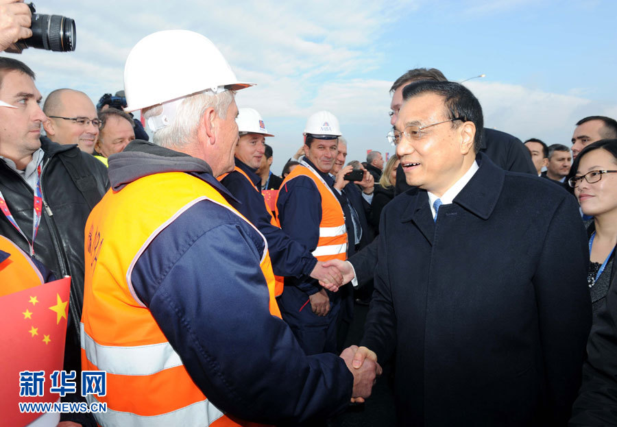 Ли Кэцян и премьер-министр Сербии посетили церемонию открытия моста через реку Дунай