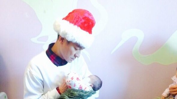 Энди Лау посетил больных детей, нарядившись в шапку Санта-Клауса