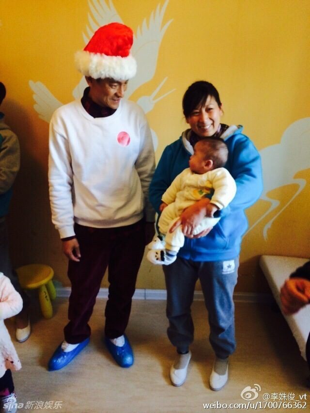 Энди Лау посетил больных детей, нарядившись в шапку Санта-Клауса 
