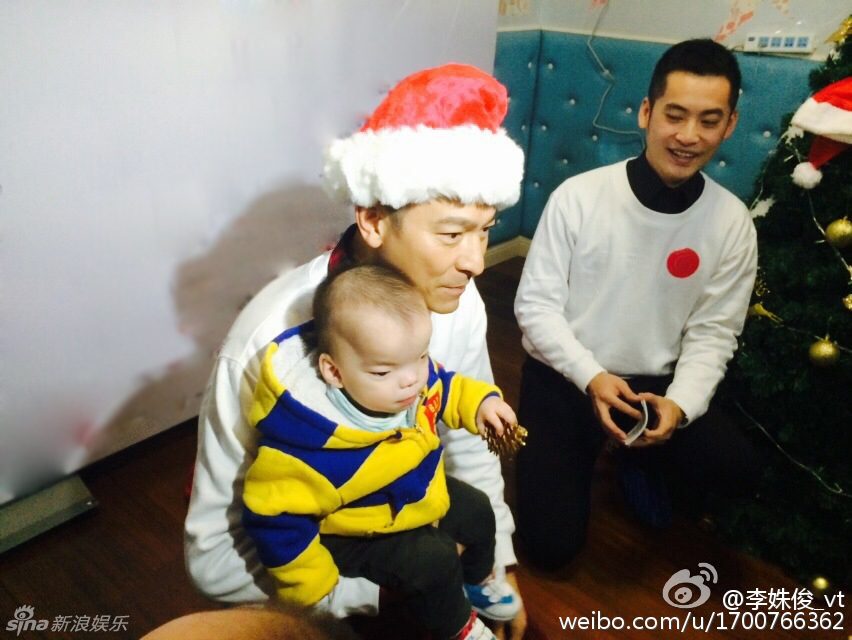Энди Лау посетил больных детей, нарядившись в шапку Санта-Клауса 
