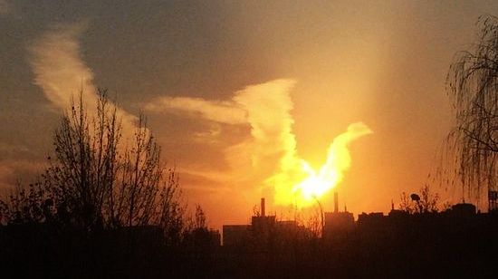 В небе Пекина появился закат «огненный феникс» 