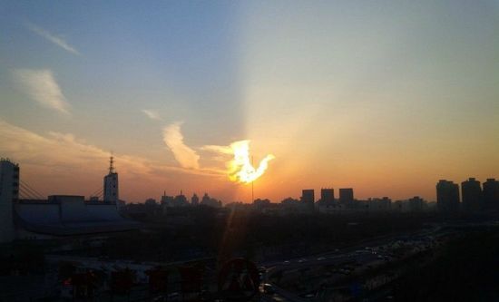 В небе Пекина появился закат «огненный феникс» 