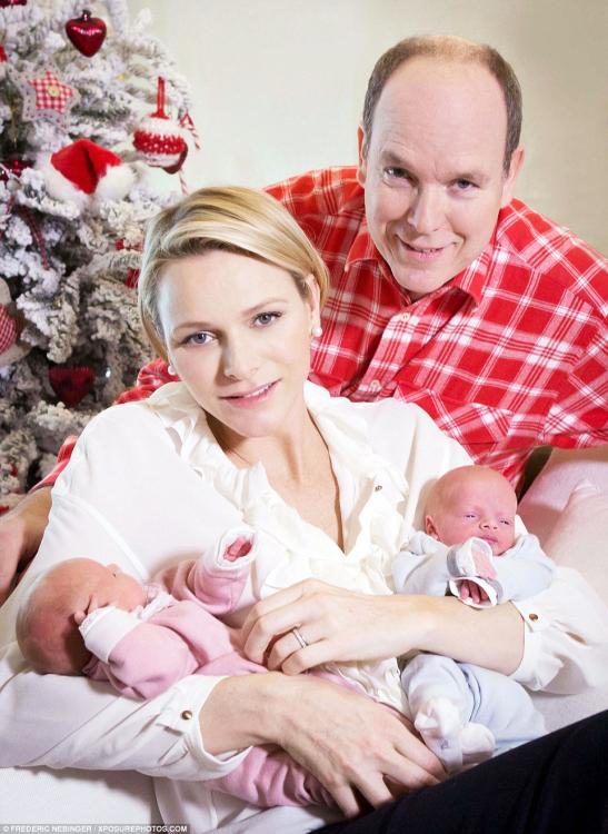 Принцесса Монако с двойней (мальчиком и девочкой) сделала рождественские семейные фото